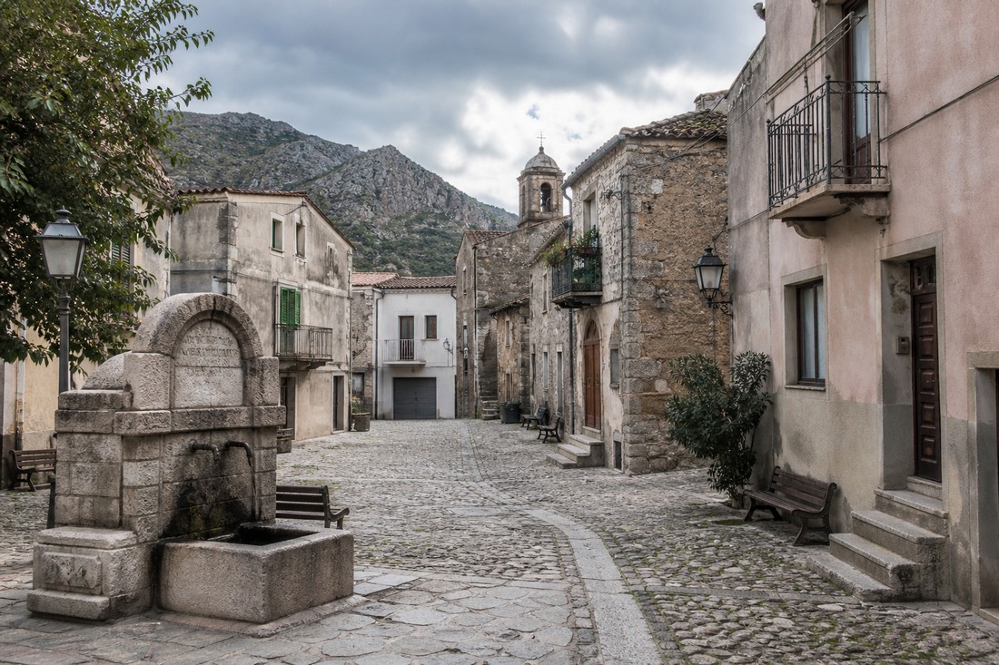 Sardegna sempre più vuota: nascite al minimo storico e fuga dei giovani
