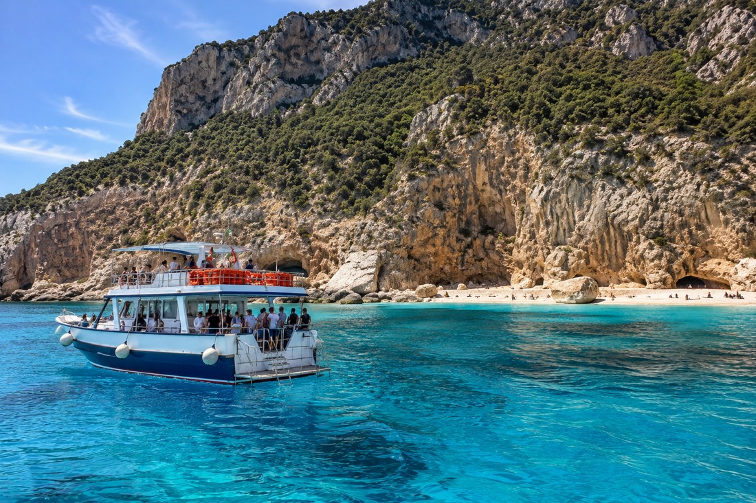 Cala Luna senza pontile alla vigilia dell’estate, il turismo sardo resta fragile nei suoi snodi essenziali