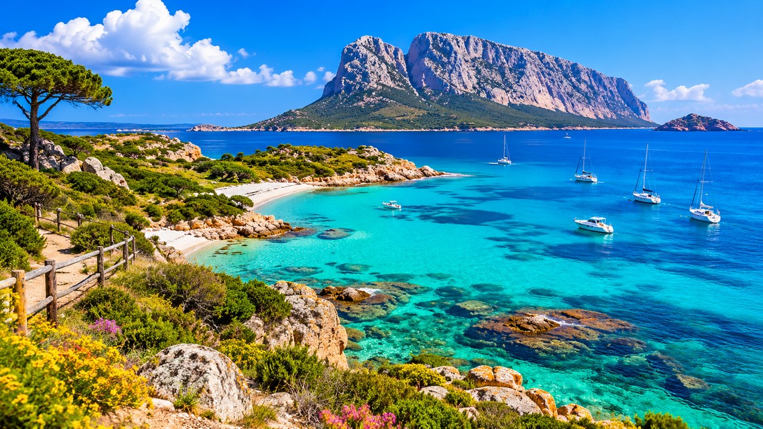 Cala Finanza, il turismo davanti a Tavolara tra sviluppo e tutela