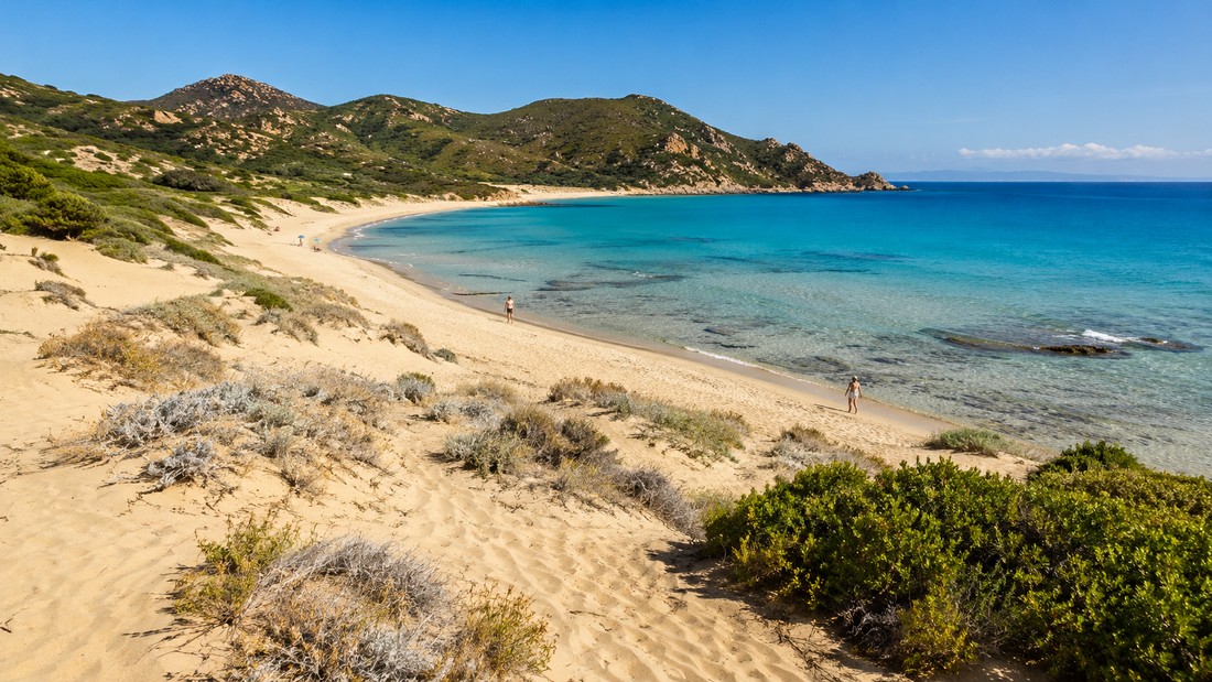 Chia, le dune più famose del Sud Sardegna davanti alla prova del turismo sostenibile