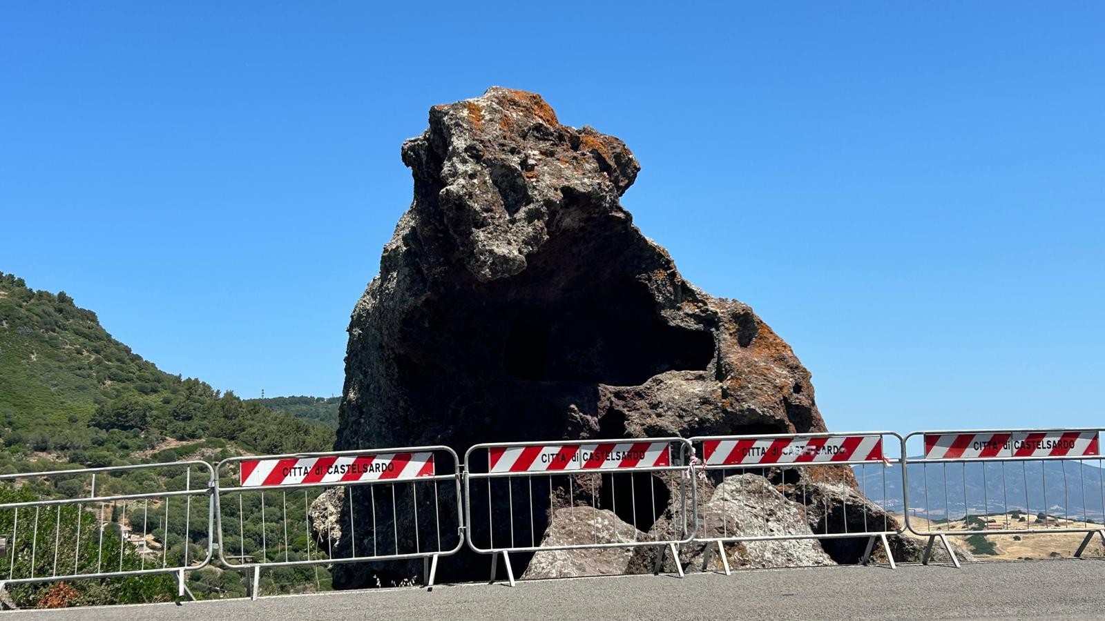 Roccia dell’Elefante, il sito UNESCO tra rischio crolli, cartelli e decoro negato